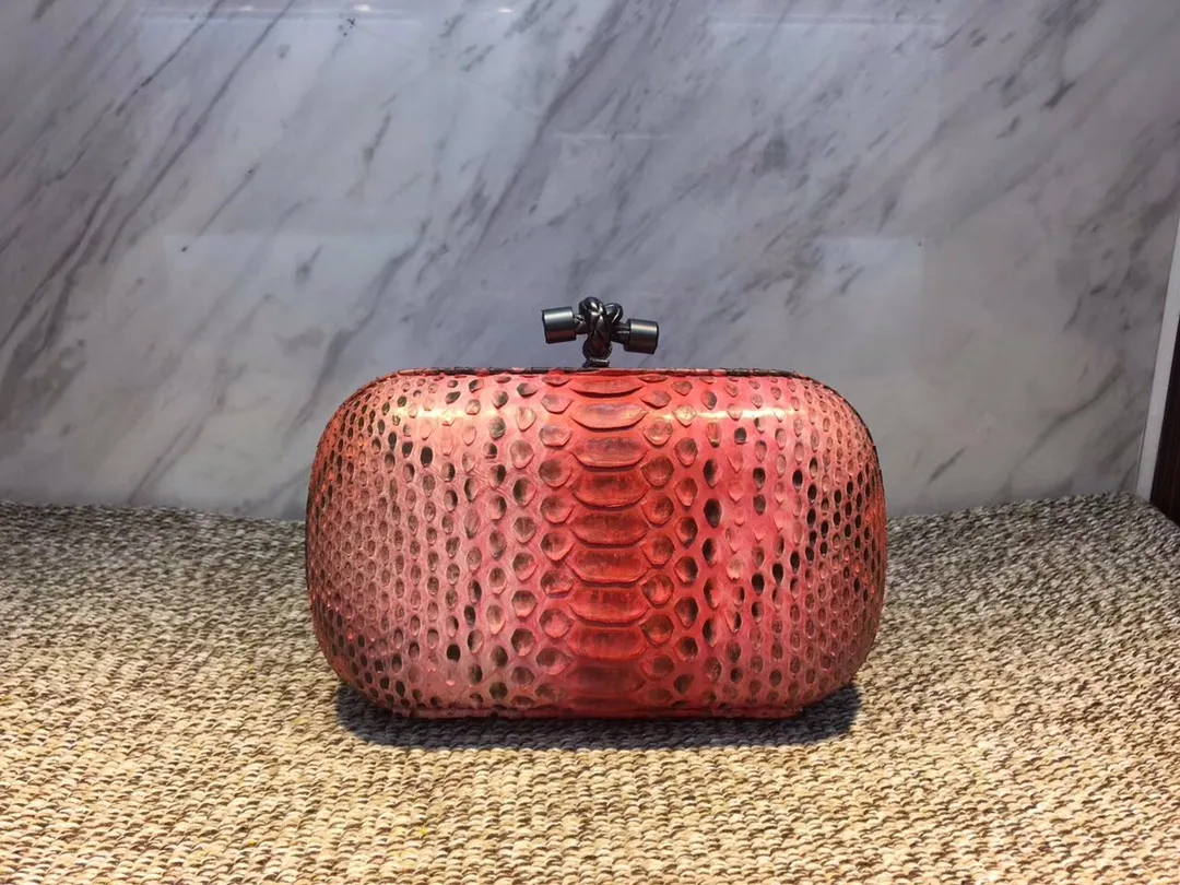 🔥🔥Model No. 8651🔥🔥This elegant clutch bag is one of the most popular handbags in woven bags. It is an interpretation of a classic design that was reintroduced in 2001. Since its launch, the Knot clutch has exhibited exquisite craftsmanship and integrated different styles from low-key to flamboyant. Each new Knot product demonstrates the irresistible and timeless charm of this classic handbag. This luxurious handbag features the signature braided rope buckle and is crafted from rare yellow-ringed forest snake and water snake skins. More charming and luxurious texture. Size: Small 16.5cm